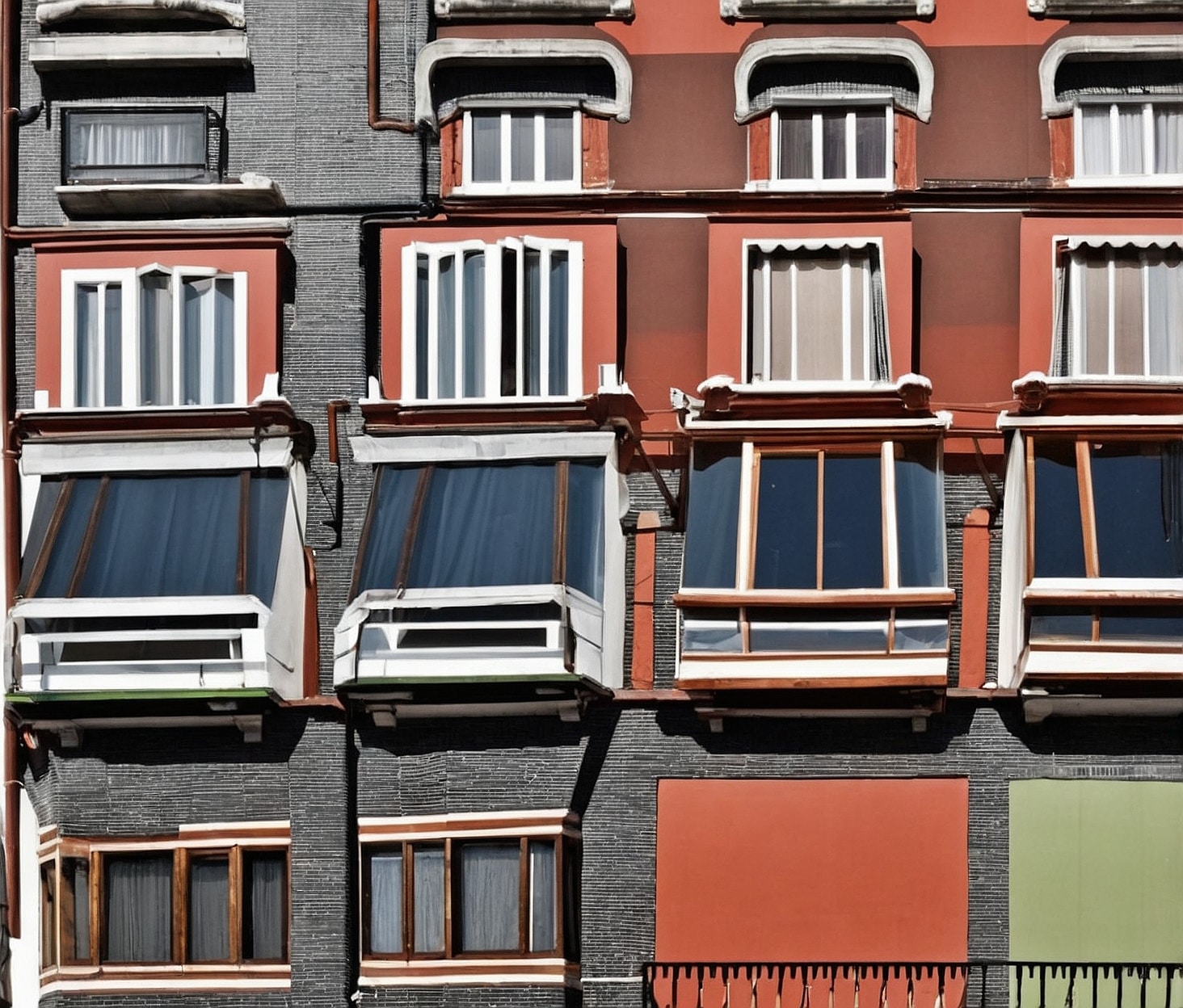 Diversos instrumentos de pintura dispuestos.